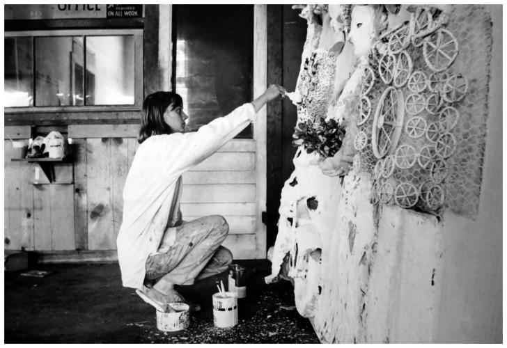 dennis-hopper-niki-de-saint-phalle-kneeling-1963