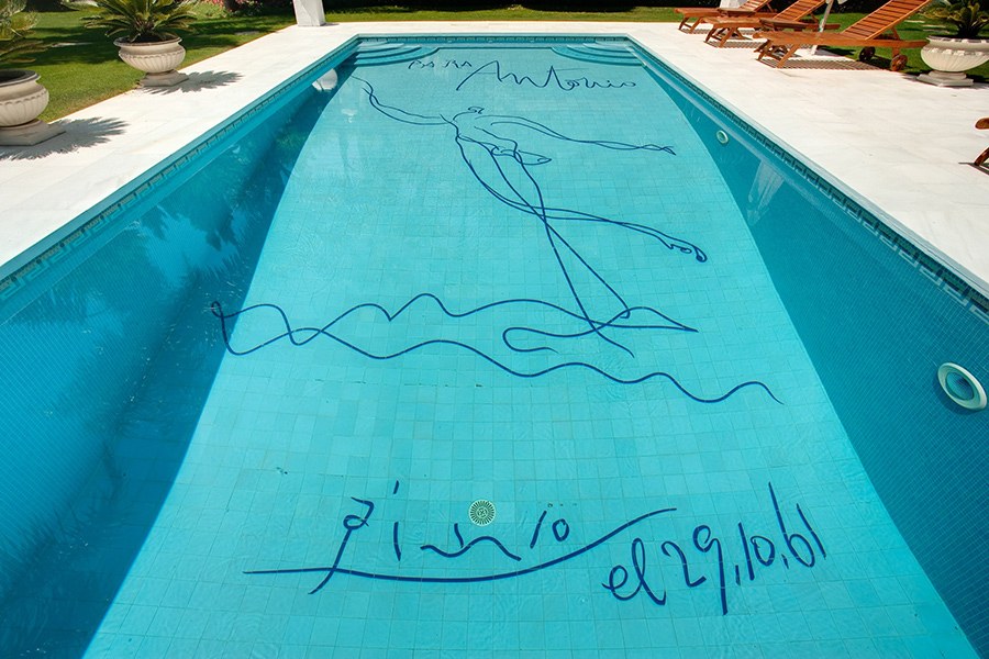 picasso painted the bottom of this pool in spain