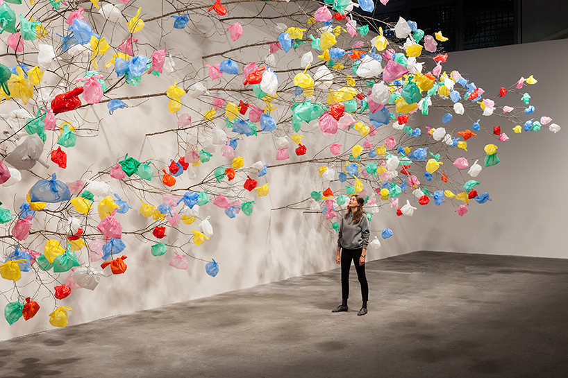 pascale-marthine-tayou-plastic-tree-designboom-10