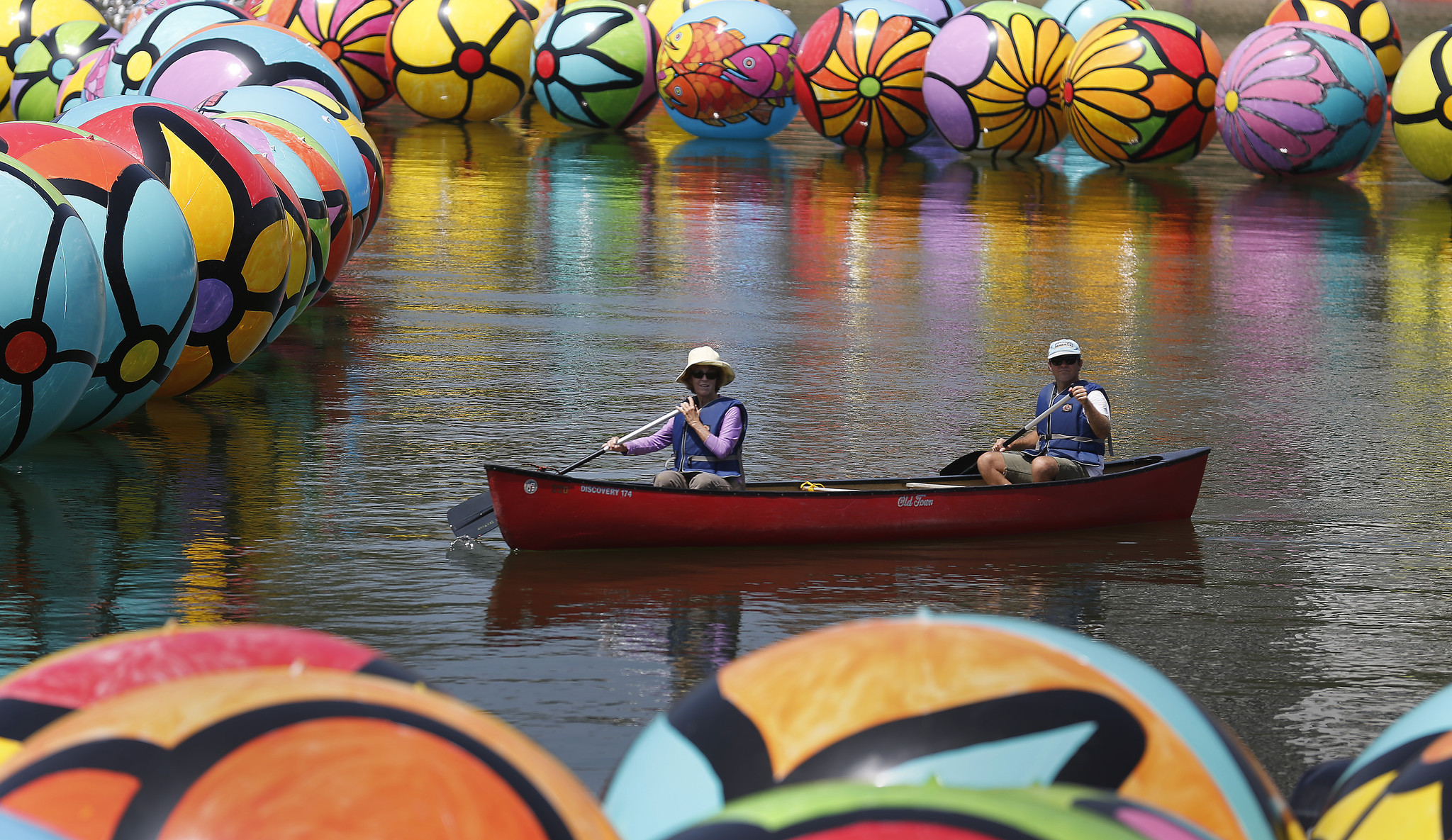 la-et-cam-charitable-art-project-filling-macarthur-park-lake-with-thousands-of-colorful-spheres-20150822