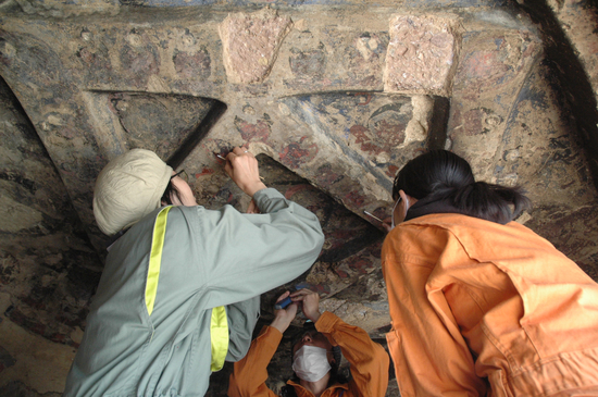 Synchrotron light reveal oil in Bamiyan Cave Paintings